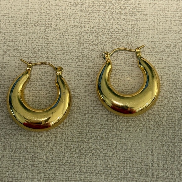 Elegant Gold Hoop Earrings - Picture 2 of 3